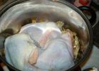 Recept: kuhan piščanec v čebulni olupki – veliko bolj zdrav kot v trgovini Čebulni olupek in česnov piščančji file