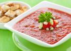 سوپ گازپاچوی سرد اسپانیایی سوپ با طراوت با آب گوجه فرنگی